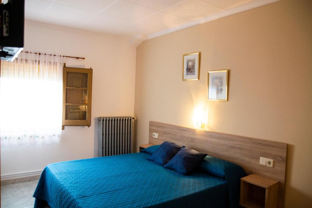 Hostal Montserrat Montseny Exterior photo
