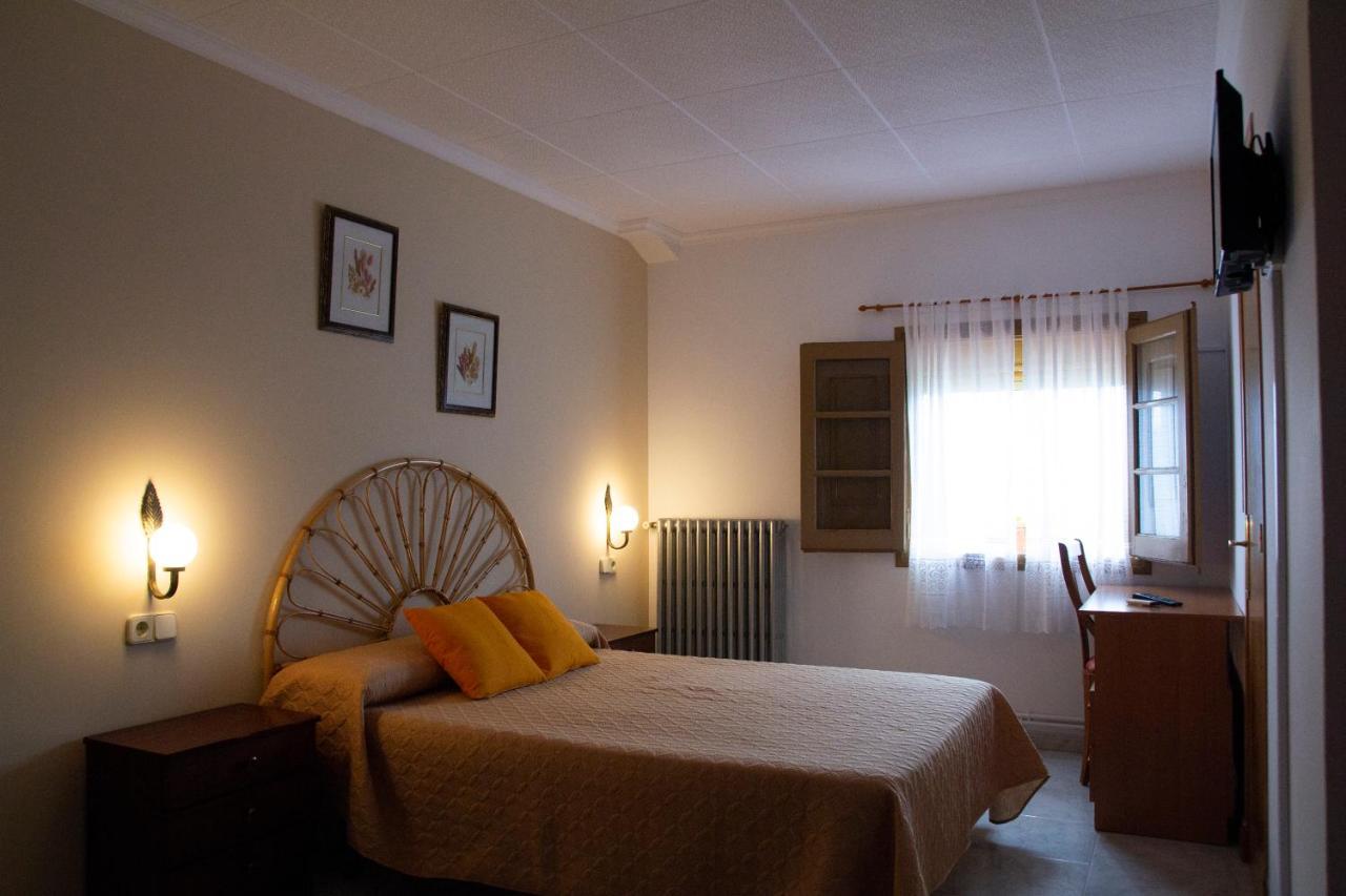 Hostal Montserrat Montseny Exterior photo