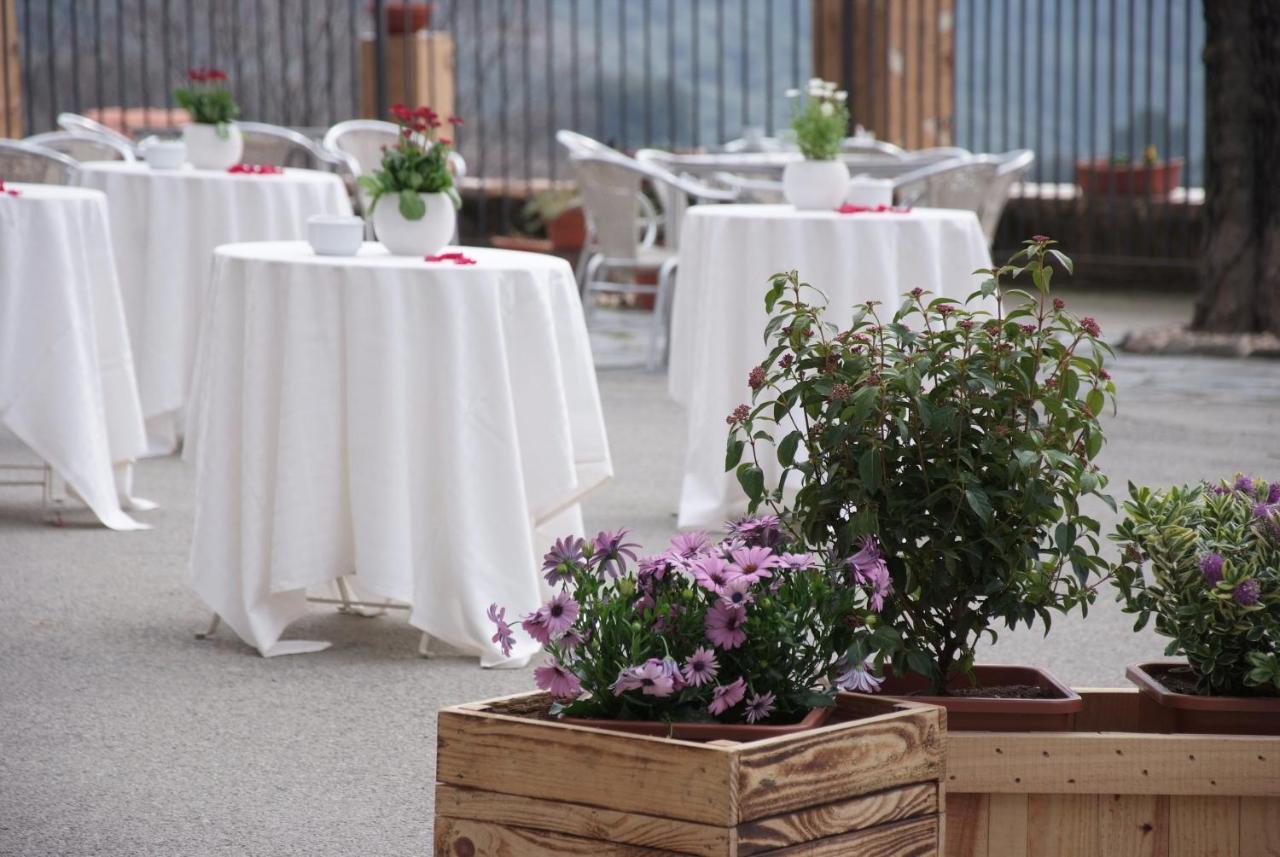 Hostal Montserrat Montseny Exterior photo