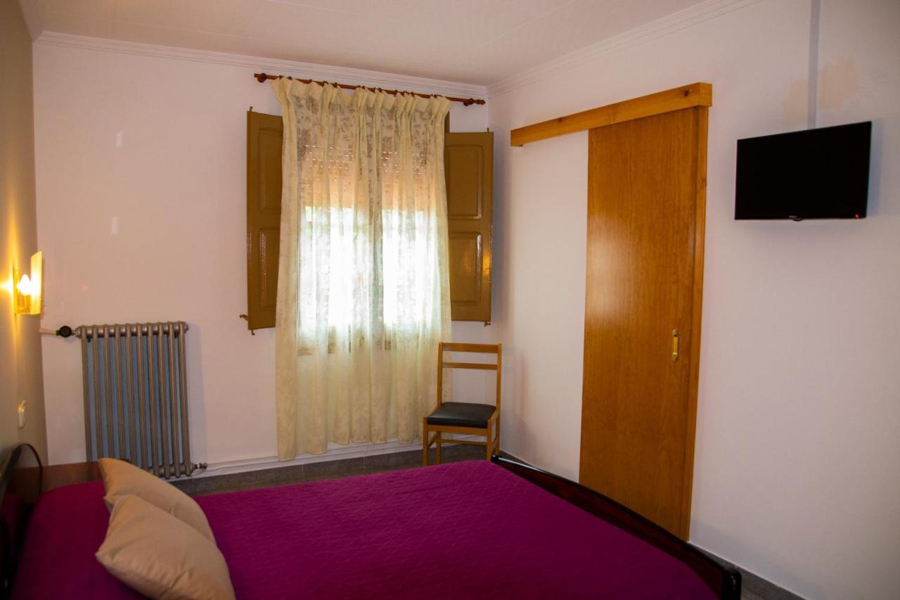 Hostal Montserrat Montseny Exterior photo