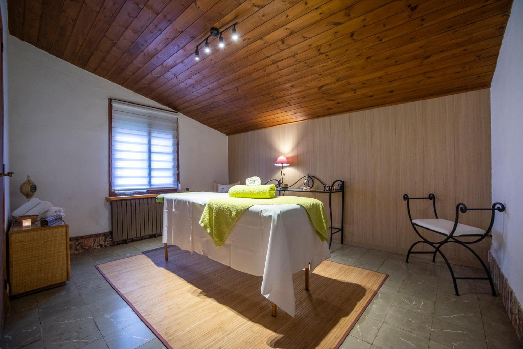Hostal Montserrat Montseny Exterior photo