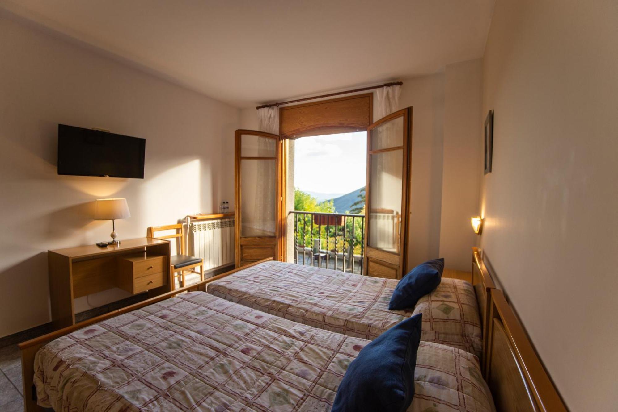 Hostal Montserrat Montseny Exterior photo