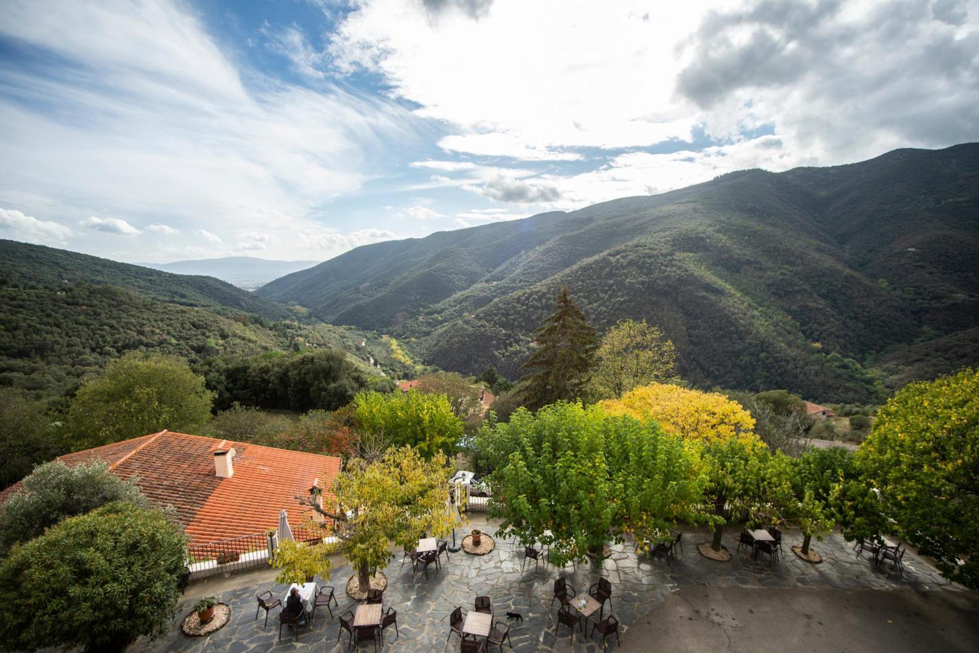 Hostal Montserrat Montseny Exterior photo