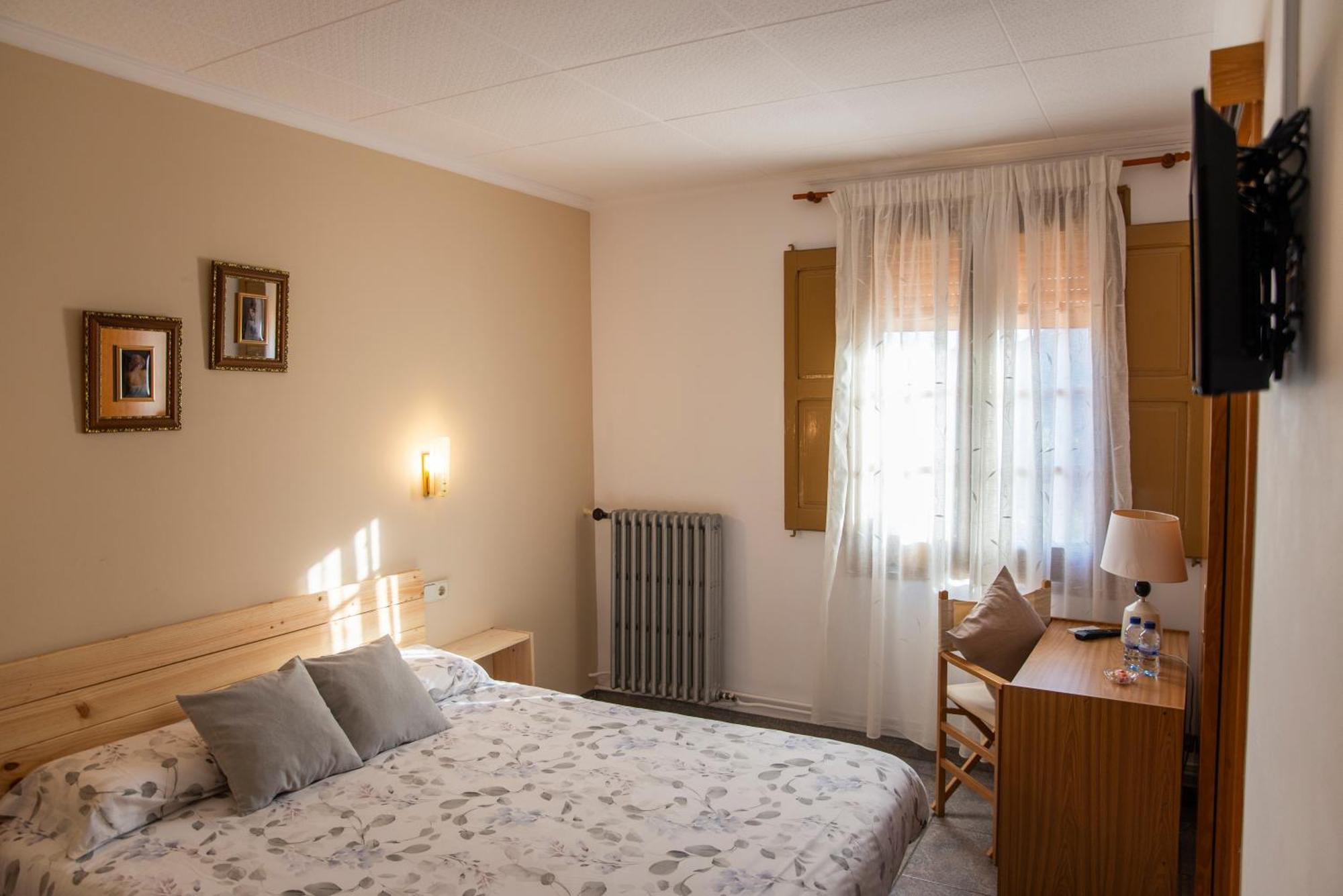 Hostal Montserrat Montseny Exterior photo