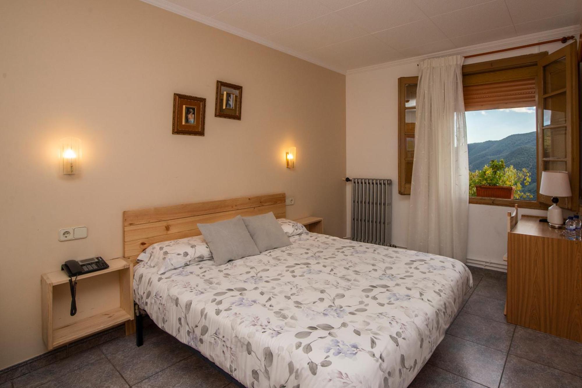 Hostal Montserrat Montseny Exterior photo