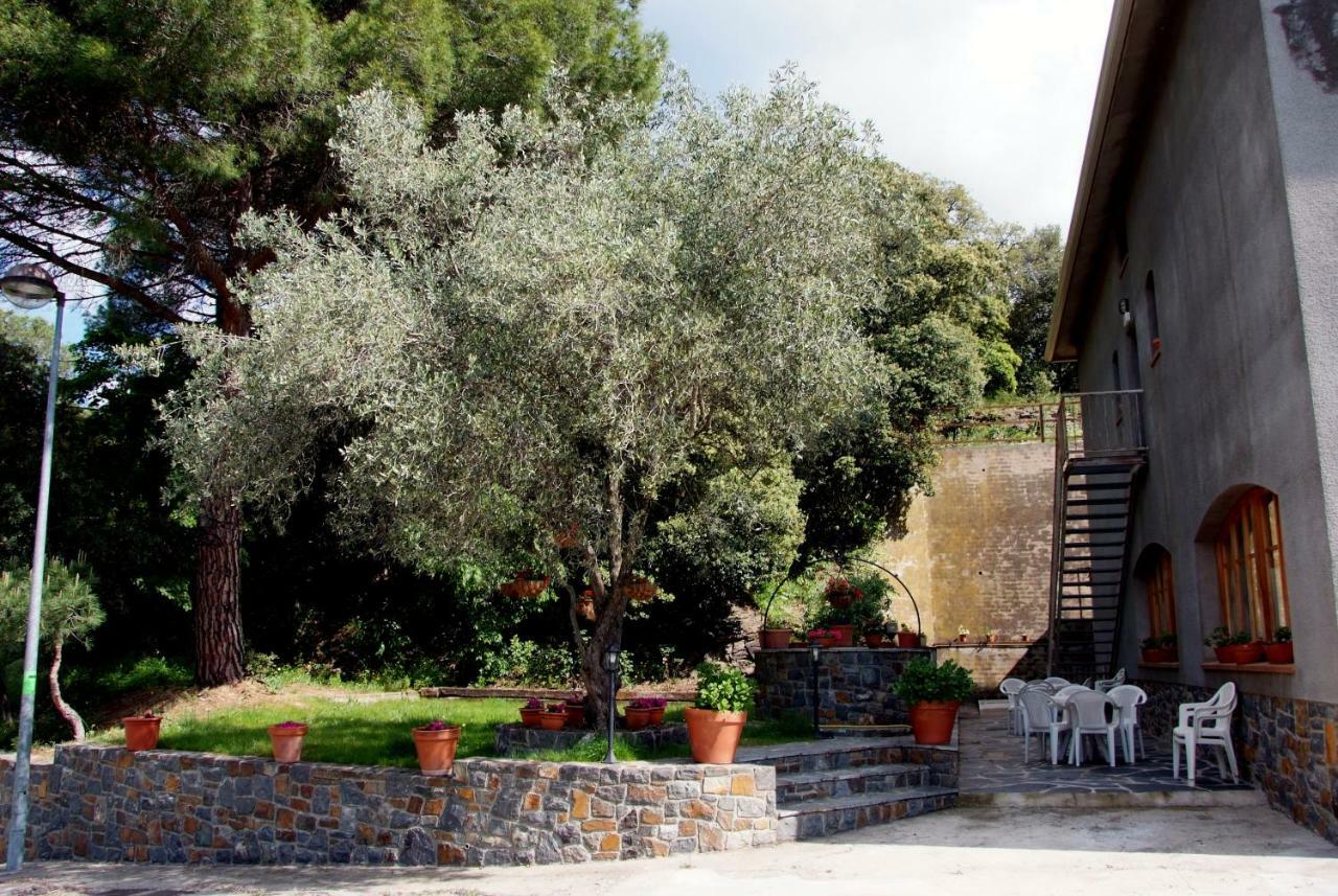 Hostal Montserrat Montseny Exterior photo
